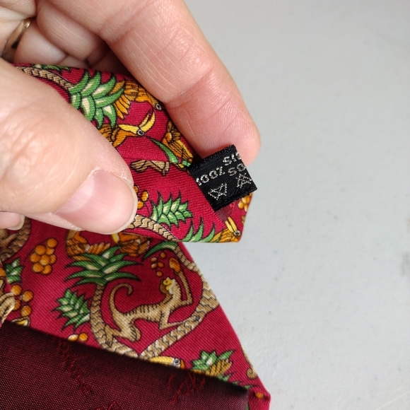 Salvatore Ferragamo Red Monkey & Fruit Print 100% Silk Men's Neck Tie-Office - Picture 5 of 6